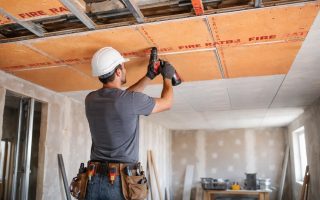 ouvrier-plafond-chantier-materiaux-ignifuges